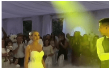 POČEO PRVI PLES, A MUZIKA STALA, MLADOŽENJA OSTAVIO MLADU: Gosti u neverici skočili sa stolica, ovo niko nije očekivao! (VIDEO) POČEO PRVI PLES, A MUZIKA STALA, MLADOŽENJA OSTAVIO MLADU: Gosti u neverici skočili sa stolica, ovo niko nije očekivao! (VIDEO)