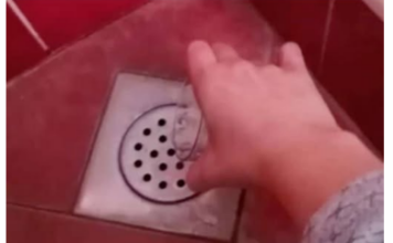 SIPALA JE SADRŽAJ ČAŠE U OTVOR NA PODU KUPATILA! Danima se u kući ŠIRIO SMRAD, ovako ga je ELIMINISALA! SIPALA JE SADRŽAJ ČAŠE U OTVOR NA PODU KUPATILA! Danima se u kući ŠIRIO SMRAD, ovako ga je ELIMINISALA!