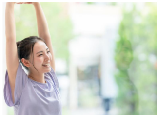 Japanska vežba za ravan stomak traje 1 minut: Popravlja držanje i sužava struk, a ne pomerate se s mesta Japanska vežba za ravan stomak traje 1 minut: Popravlja držanje i sužava struk, a ne pomerate se s mesta