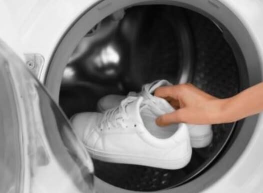 Kad perete patike u mašini: Obavezno dodajte i jednu kesu, evo zašto! Kad perete patike u mašini: Obavezno dodajte i jednu kesu, evo zašto!