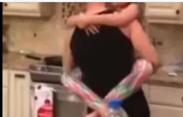 Mislila je da joj muž i kćerkica spremaju jeIo u kuhinji, ali kad je ušla u tamo, zaIediIa se od scene koju je zatekla: Zatim je uključila kameru – da li je on n0rmalan (Video) Mislila je da joj muž i kćerkica spremaju jeIo u kuhinji, ali kad je ušla u tamo, zaIediIa se od scene koju je zatekla: Zatim je uključila kameru – da li je on n0rmalan (Video)