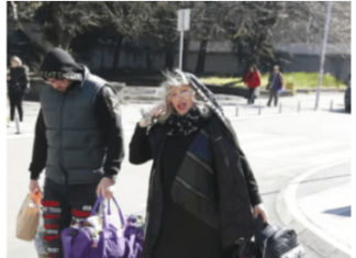 Pala na najniže grane, a do nedavno punila dvorane! Pjevačica (71) skuplja sve što nađe pored kontejnera: “Ne bih mogla da živim samo od penzije, izdao me moj glas ali i porodica” Pala na najniže grane, a do nedavno punila dvorane! Pjevačica (71) skuplja sve što nađe pored kontejnera: “Ne bih mogla da živim samo od penzije, izdao me moj glas ali i porodica”