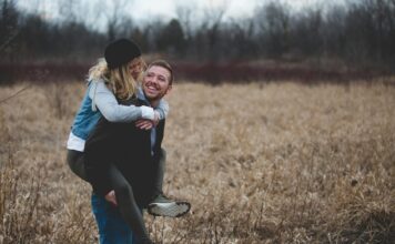 Zabranjena nevesta photo of a man carrying his partner