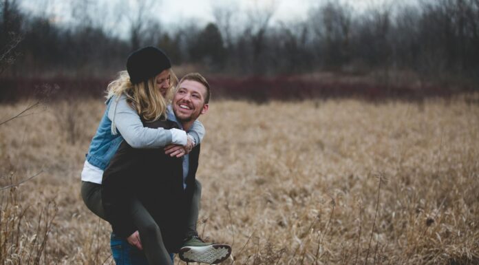 Zabranjena nevesta photo of a man carrying his partner
