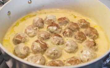 Ćufte u belom kremastom sosu: Spremaju se očas posla, a ukus obara s nogu Ćufte u belom kremastom sosu: Spremaju se očas posla, a ukus obara s nogu