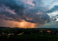 Evo kako se treba ponašati kada vas uhvati nevreme na sred ulice: Ovih nekoliko sitnica može napraviti razliku između panike i bezbednosti