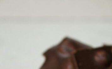 Kombinacija crna čokolade i badema zajedno liječe osam ključnih stanja Kombinacija crna čokolade i badema zajedno liječe osam ključnih stanja