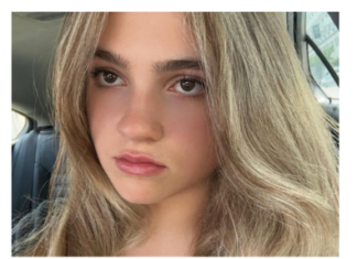 Nika Tošić ukrala mamin trik: Do savršene frizure trebalo joj je pet minuta, otkrila tajnu svima, probajte i vi Nika Tošić ukrala mamin trik: Do savršene frizure trebalo joj je pet minuta, otkrila tajnu svima, probajte i vi