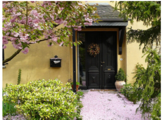 Ovaj predmet uvek držite ispred ulaznih vrata, nikako u kući! Kažu da čuva ukućane od zla i nemaštine Ovaj predmet uvek držite ispred ulaznih vrata, nikako u kući! Kažu da čuva ukućane od zla i nemaštine