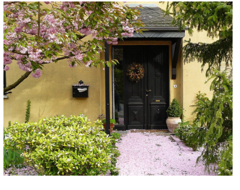 Ovaj predmet uvek držite ispred ulaznih vrata, nikako u kući! Kažu da čuva ukućane od zla i nemaštine Ovaj predmet uvek držite ispred ulaznih vrata, nikako u kući! Kažu da čuva ukućane od zla i nemaštine