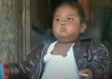 Sećate se dečaka koji je sa 2 godine pušio 40 cigara dnevno i pio 3l mleka Danas ima 17 i svi se šokiraju kad ga vide, niko ne može da veruje šta mu se desilo Sećate se dečaka koji je sa 2 godine pušio 40 cigara dnevno i pio 3l mleka Danas ima 17 i svi se šokiraju kad ga vide, niko ne može da veruje šta mu se desilo