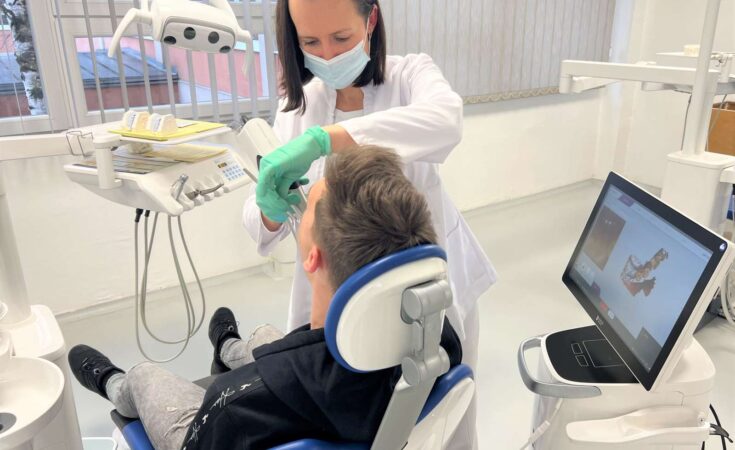 Stručnjaci Stomatološkog fakulteta: Zubi se mogu vratiti u prvobitni položaj nakon aparatića