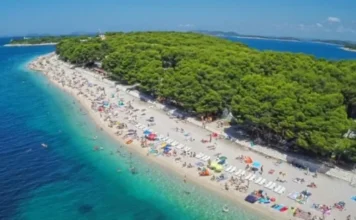 Zašto ljudi bježe s plaža na Jadranu već u 5 popodne? Turisti i domaći otkrili razloge, neki će vas šokirati Zašto ljudi bježe s plaža na Jadranu već u 5 popodne? Turisti i domaći otkrili razloge, neki će vas šokirati