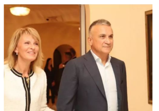 KAD TI JE SIN NOVAK ĐOKOVIĆ – U ovoj velelepnoj vili žive Dijana i Srđan: Unutra je čist glamur, a dvorište je kao iz bajke, pogledajte samo (foto) KAD TI JE SIN NOVAK ĐOKOVIĆ – U ovoj velelepnoj vili žive Dijana i Srđan: Unutra je čist glamur, a dvorište je kao iz bajke, pogledajte samo (foto)