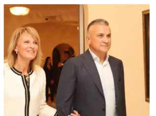 KAD TI JE SIN NOVAK ĐOKOVIĆ – U ovoj velelepnoj vili žive Dijana i Srđan: Unutra je čist glamur, a dvorište je kao iz bajke, pogledajte samo (foto) KAD TI JE SIN NOVAK ĐOKOVIĆ – U ovoj velelepnoj vili žive Dijana i Srđan: Unutra je čist glamur, a dvorište je kao iz bajke, pogledajte samo (foto)