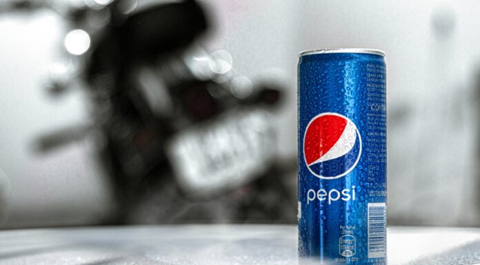 Pepsi je izbacio dva modela sata i kolekcionari su se raspametili jer je jedan preslikani „Rolex“ Pepsi je izbacio dva modela sata i kolekcionari su se raspametili jer je jedan preslikani „Rolex“