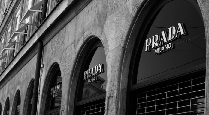 Prada kopirala indijske sandale – nakon kritike priznali grešku i udružili se sa zanatlijama Prada kopirala indijske sandale – nakon kritike priznali grešku i udružili se sa zanatlijama