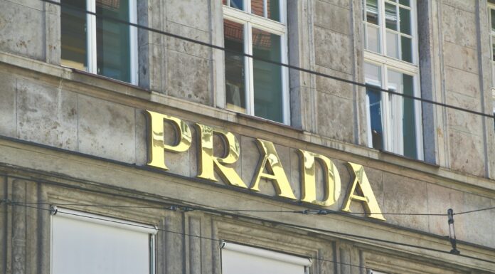 Prada u kolekciji predstavila košarkašku loptu: Umesto za zakucavanje, služi kao dekoracija od 740€ Prada u kolekciji predstavila košarkašku loptu: Umesto za zakucavanje, služi kao dekoracija od 740€