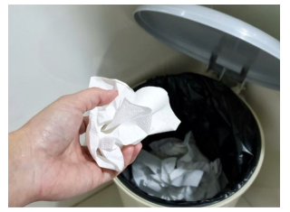 Šta staviti u kantu za đubre da ne smrdi: Tajni trikovi iskusnih domaćica koji stvarno deluju Šta staviti u kantu za đubre da ne smrdi: Tajni trikovi iskusnih domaćica koji stvarno deluju