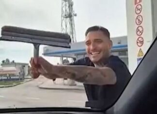 Darko Lazić zasukao rukave i oprao šoferšajbnu na pumpi: Dobio čak 10 evra bakšiša Darko Lazić zasukao rukave i oprao šoferšajbnu na pumpi: Dobio čak 10 evra bakšiša