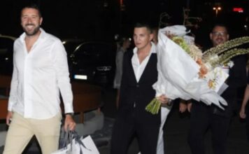 Gest prijateljstva ili nešto više: Ko je mladić sa ogromnim buketom cvijeća na rođendanu kćerke Saše Matića Gest prijateljstva ili nešto više: Ko je mladić sa ogromnim buketom cvijeća na rođendanu kćerke Saše Matića