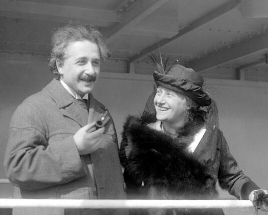 Pravila po kojima je Ajnštajn terao Milevu da živi razbesnela bi svaku ženu: Ona mu udovoljavala da bi je na kraju ostavio zbog rođake Pravila po kojima je Ajnštajn terao Milevu da živi razbesnela bi svaku ženu: Ona mu udovoljavala da bi je na kraju ostavio zbog rođake