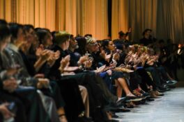 Revija koja je dirnula svet: Oproštaj od modnog vizionara Đorđa Armanija Revija koja je dirnula svet: Oproštaj od modnog vizionara Đorđa Armanija