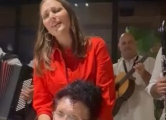 Samo 20 dana od poroda vratila kilažu: Aleksandra Prijović prvi put u javnosti Samo 20 dana od poroda vratila kilažu: Aleksandra Prijović prvi put u javnosti