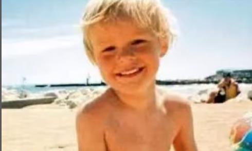 Bili su na letovanju sa 6-godišnjim sinom kada je jedne večeri na šetalištu on nestao bez traga: Ono što su pronašli na plaži progoniće ih do kraja života Bili su na letovanju sa 6-godišnjim sinom kada je jedne večeri na šetalištu on nestao bez traga: Ono što su pronašli na plaži progoniće ih do kraja života