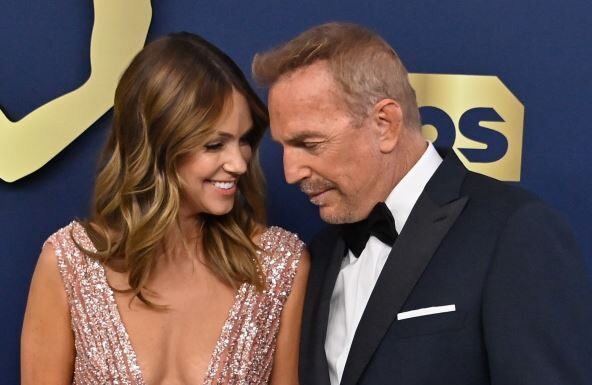 Bivša supruga Kevina Kostnera se udala za njegovog prijatelja: Dok glumac još uvek pokušava da se oporavi od razvoda Bivša supruga Kevina Kostnera se udala za njegovog prijatelja: Dok glumac još uvek pokušava da se oporavi od razvoda