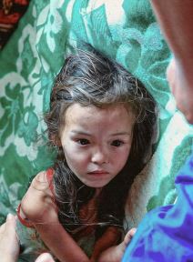 Četvorogodišnja devojčica se izgubila u šumi i uspela da preživi 11 dana zahvaljujući psu: Našli su je sa ranama po telu, a ono što je jela frapira Četvorogodišnja devojčica se izgubila u šumi i uspela da preživi 11 dana zahvaljujući psu: Našli su je sa ranama po telu, a ono što je jela frapira