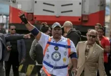 EGIPĆANIN POSTAVIO SVJETSKI REKORD: HRVAČ ZUBIMA POVUKAO KAMION OD 7,2 TONE! EGIPĆANIN POSTAVIO SVJETSKI REKORD: HRVAČ ZUBIMA POVUKAO KAMION OD 7,2 TONE!