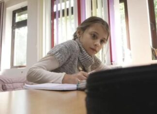 Eldina jedini đak u školi na srpskoj planini: Učiteljica prelazi 20 kilometara do nje Eldina jedini đak u školi na srpskoj planini: Učiteljica prelazi 20 kilometara do nje