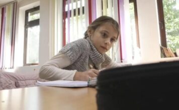 Eldina jedini đak u školi na srpskoj planini: Učiteljica prelazi 20 kilometara do nje Eldina jedini đak u školi na srpskoj planini: Učiteljica prelazi 20 kilometara do nje