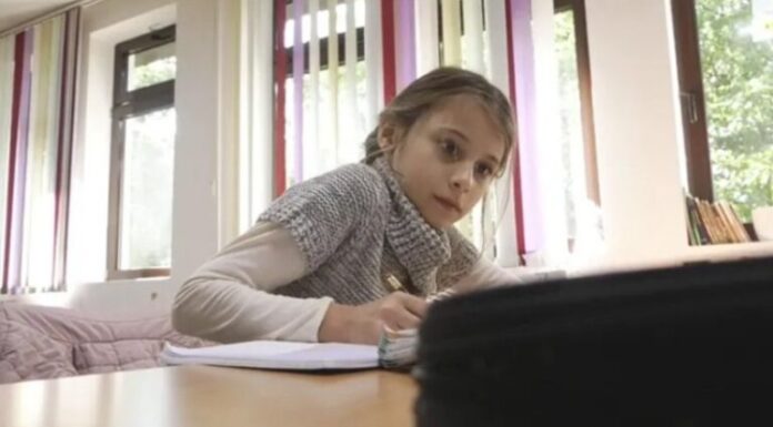 Eldina jedini đak u školi na srpskoj planini: Učiteljica prelazi 20 kilometara do nje Eldina jedini đak u školi na srpskoj planini: Učiteljica prelazi 20 kilometara do nje