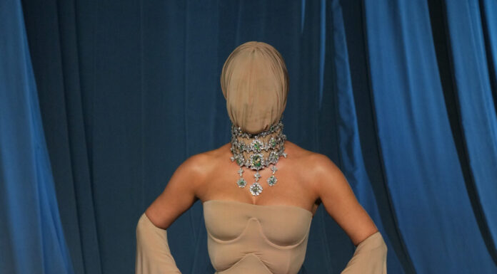 Elegantna ili ekstravagantna Kim Kardašijan ponovo deli mišljenja zbog čudnog stajlinga Elegantna ili ekstravagantna Kim Kardašijan ponovo deli mišljenja zbog čudnog stajlinga