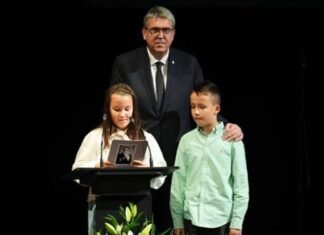 Govor Halidove unuke izazvao buru emocija: Deda, ti si naša ljubav, ponos i štit Govor Halidove unuke izazvao buru emocija: Deda, ti si naša ljubav, ponos i štit