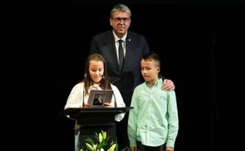 Govor Halidove unuke izazvao buru emocija: Deda, ti si naša ljubav, ponos i štit Govor Halidove unuke izazvao buru emocija: Deda, ti si naša ljubav, ponos i štit