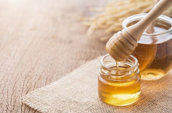 Jedna kašičica čini čuda: Šta se dešava sa našim organizmom kada svakog dana jedemo med? Jedna kašičica čini čuda: Šta se dešava sa našim organizmom kada svakog dana jedemo med?