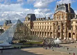 KRAĐA U MUZEJU LOUVR: Nestali kraljevski nakit, pronađena samo jedna dragocjenost KRAĐA U MUZEJU LOUVR: Nestali kraljevski nakit, pronađena samo jedna dragocjenost