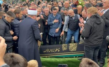Legenda otišla u vječnost: Sahranjen Halid Bešlić FOTO Legenda otišla u vječnost: Sahranjen Halid Bešlić FOTO