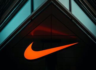 Njega je tužio Nike, a sada ga zovu da zajedno dizajniraju patike Njega je tužio Nike, a sada ga zovu da zajedno dizajniraju patike