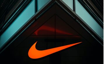 Njega je tužio Nike, a sada ga zovu da zajedno dizajniraju patike Njega je tužio Nike, a sada ga zovu da zajedno dizajniraju patike