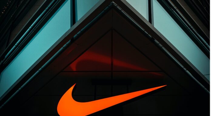 Njega je tužio Nike, a sada ga zovu da zajedno dizajniraju patike Njega je tužio Nike, a sada ga zovu da zajedno dizajniraju patike