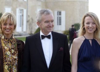 Ona je žena najbogatijeg čoveka na planeti: U svetu gde doručak traje duže nego brak, oni su ljubav stavili ispred para i interesa Ona je žena najbogatijeg čoveka na planeti: U svetu gde doručak traje duže nego brak, oni su ljubav stavili ispred para i interesa