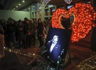 Oproštaj od legende u prepunoj sali: Počela komemoracija Halidu Bešliću Oproštaj od legende u prepunoj sali: Počela komemoracija Halidu Bešliću