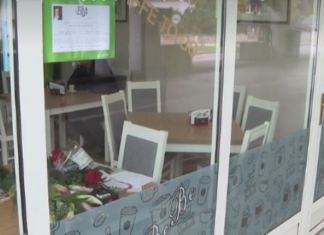 Ostalo je prazno mjesto u sarajevskom kafiću gdje je Halid Bešlić proveo brojna jutra uz kafu i novine… Ostalo je prazno mjesto u sarajevskom kafiću gdje je Halid Bešlić proveo brojna jutra uz kafu i novine…