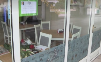 Ostalo je prazno mjesto u sarajevskom kafiću gdje je Halid Bešlić proveo brojna jutra uz kafu i novine… Ostalo je prazno mjesto u sarajevskom kafiću gdje je Halid Bešlić proveo brojna jutra uz kafu i novine…