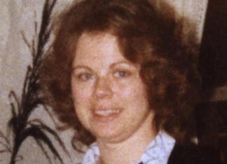 Otvorila je vrata svoje kuće klovnu sa balonima i on je upucao dok je sin gledao: Tek nakon 33 godine su pronašli krivca koji im je sve vreme bio ispred nosa Otvorila je vrata svoje kuće klovnu sa balonima i on je upucao dok je sin gledao: Tek nakon 33 godine su pronašli krivca koji im je sve vreme bio ispred nosa