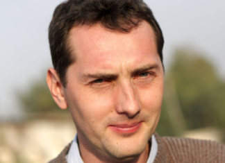 Ovaj Bosanac zbog svog imena hit na Balkanu: Pop nije hteo da mu krsti decu kad je čuo kako se zove, policija mu prašta prekršaje, tek da vidite imena braće Ovaj Bosanac zbog svog imena hit na Balkanu: Pop nije hteo da mu krsti decu kad je čuo kako se zove, policija mu prašta prekršaje, tek da vidite imena braće